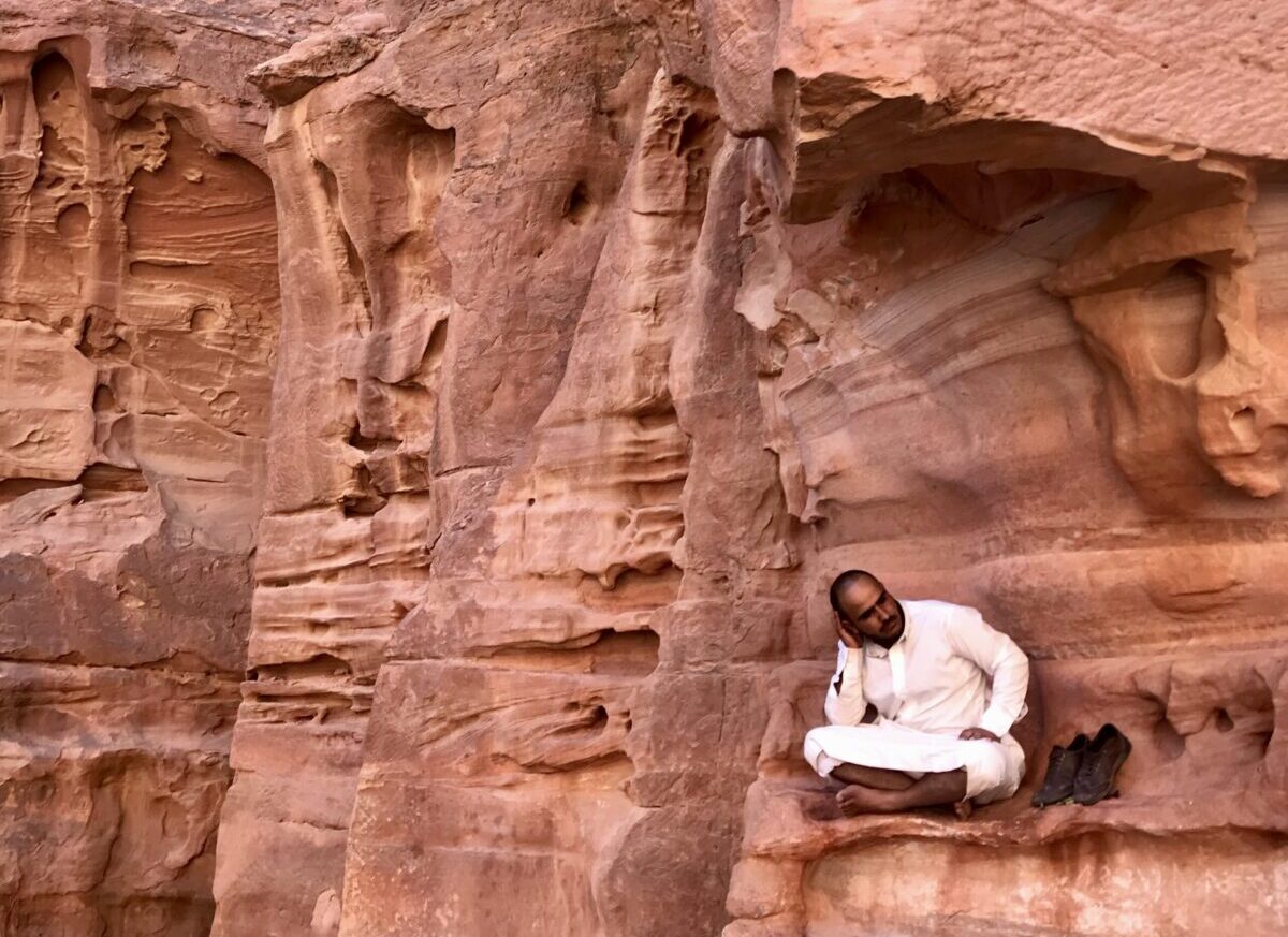 Beduino alla leggendaria Petra